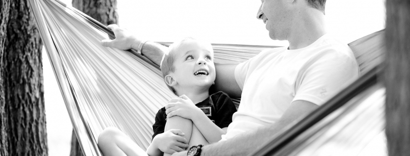 tata z synem na hamaku