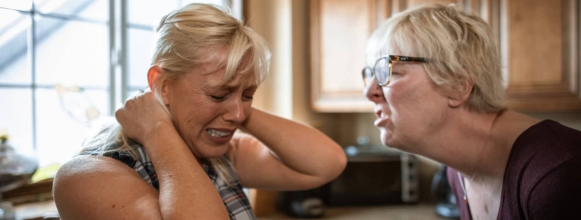 matka krzyczy na dziecko