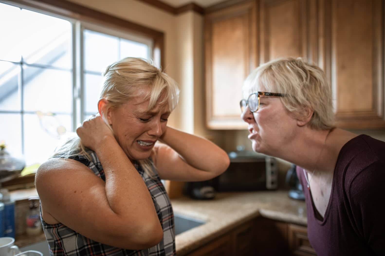 matka krzyczy na dziecko