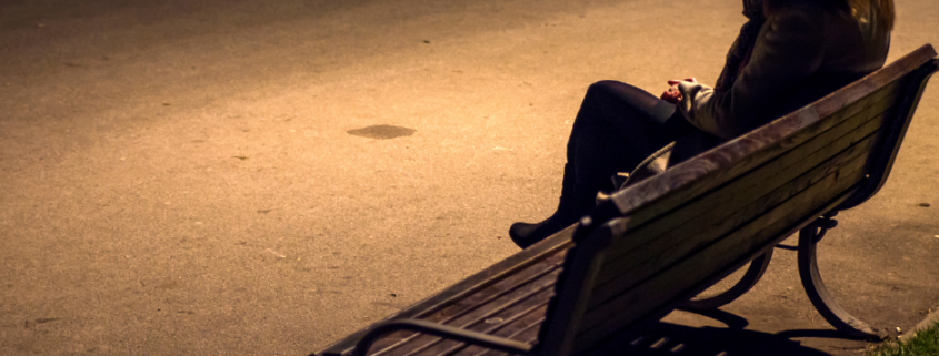 samotnie siedzi na łąwce