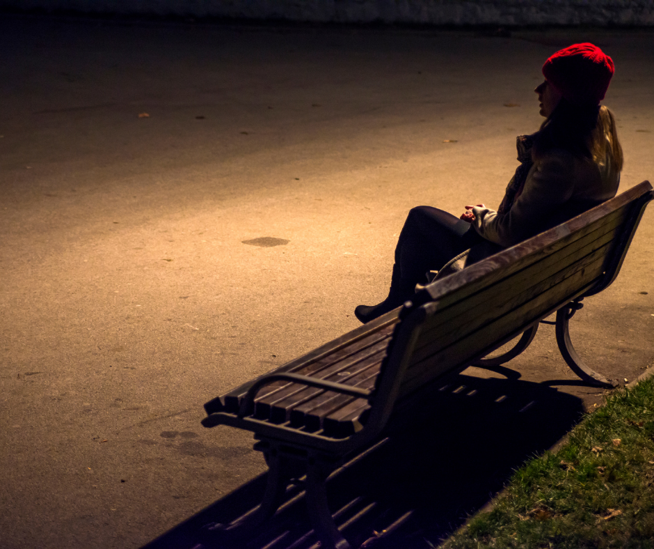 samotnie siedzi na łąwce